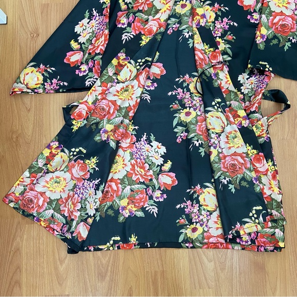 Women’s Floral Short Light Bathrobe - Picture 6 of 10